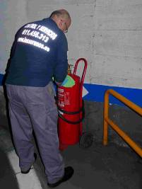 Auxiliar de Servicios Madrid - Limpieza de Extintores de Carro